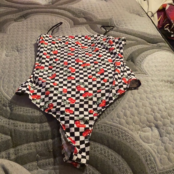 Adult one piece - Picture 1 of 2